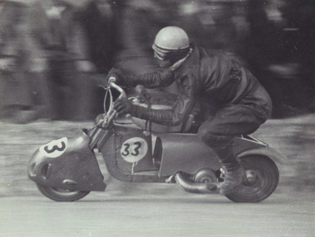 1949 The pilot Tamasia rides in the Alessandria circuit in Piamonte