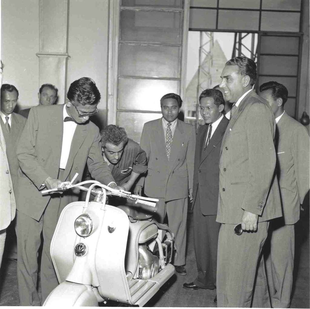 1954 Visit of the Indonesian delegation Lambretta 125 LD