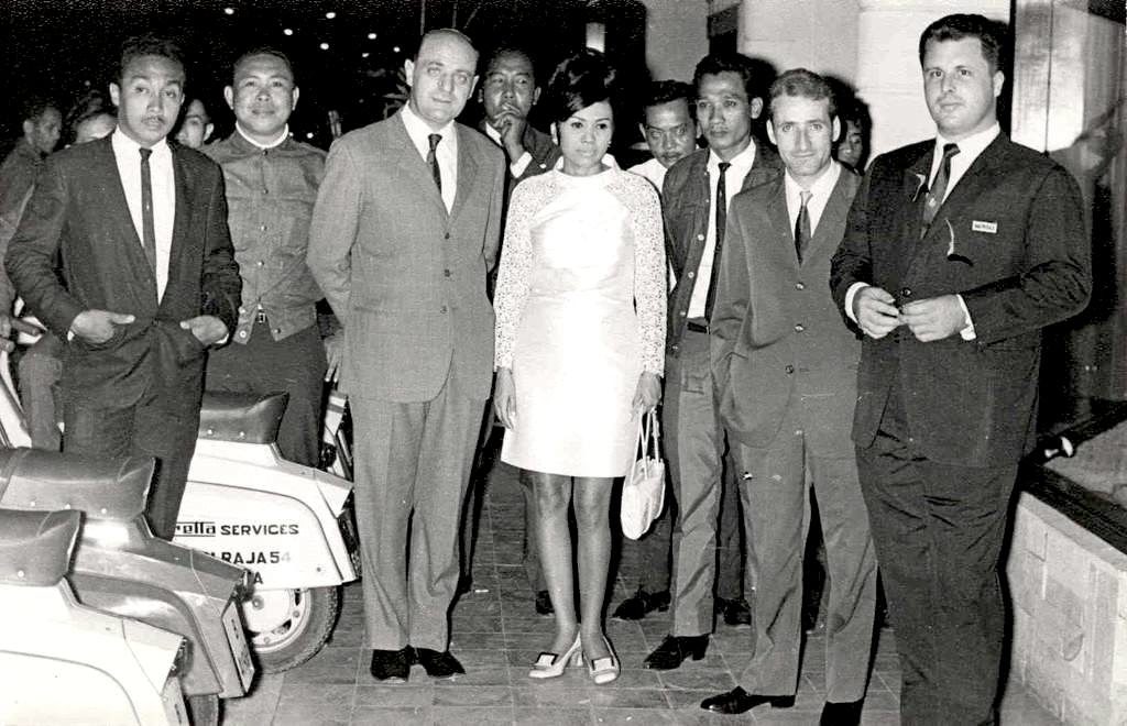 1955 The owner of the Indonesian factory and the italian representative from Innocenti