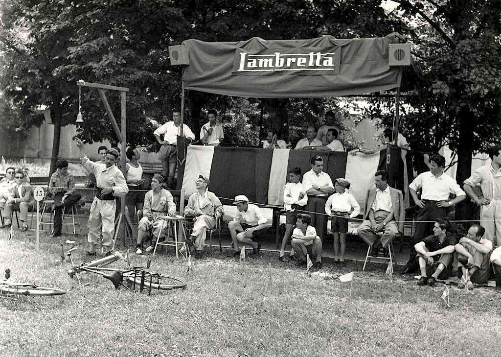 1956 Audience watching gymkhana Lambretta in Pinerolo